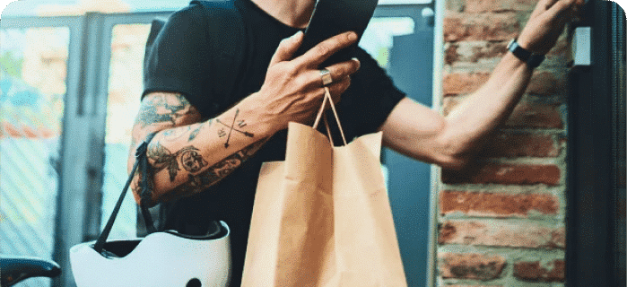 Cliente recibiendo el pedido del restaurante hecho por WhatsApp