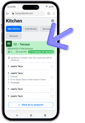 Pantalla de celular mostrando sistema de cocina con pedidos