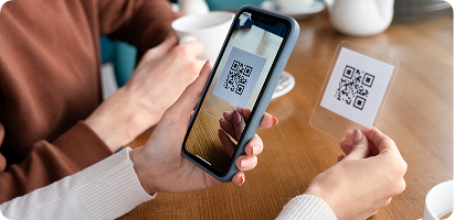 Cliente escaneando QR code en mesa de restaurante