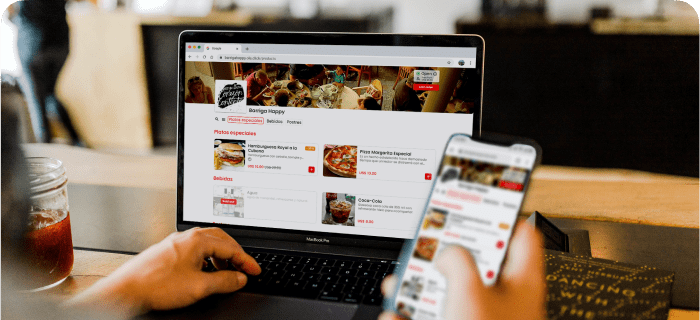 Cliente olhando a página de produtos do cardápio digital em sua versão de celular e computador de um restaurante