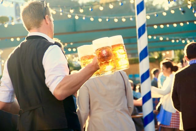 Foto de mesero ofreciendo cerveza