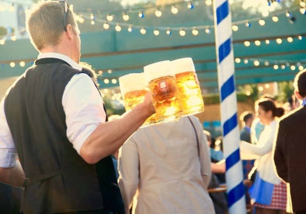 Foto de mesero ofreciendo cerveza